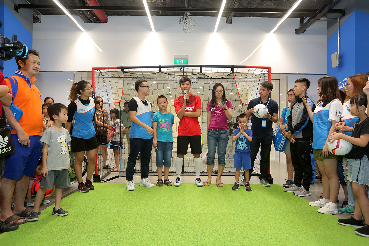 Tuyển thủ Phan Văn Đức ‘hút fan’ ngày Decathlon Hà Nội khai trương cửa hàng đầu tiên Tuyển thủ Phan Văn Đức ‘hút fan’ ngày Decathlon Hà Nội khai trương cửa hàng đầu tiên